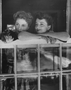 Joan Fontaine and Olivia de Havilland look out over Beverly Hills from Fontaine's home in 1942